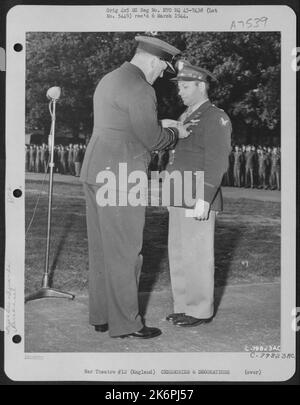 Air Marshall Sir Leigh-Mallory presenta la Distinguished Flying Cross britannica al colonnello James A. Stone, di Staten Island, N.Y. Durante Una cerimonia a Middlesex, Inghilterra, il 16 ottobre 1943. Foto Stock