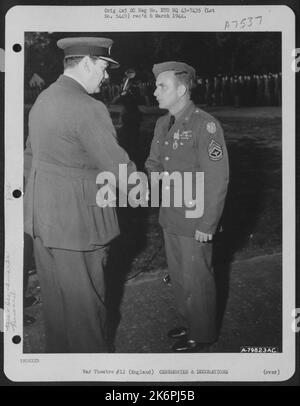 Air Marshall Sir Leigh-Mallory presenta la Distinguished Flying Cross britannica a T/Sgt. James A. Harrison di Ridgeley West Virginia durante Una cerimonia a Middlesex, Inghilterra, il 16 ottobre 1943. Foto Stock