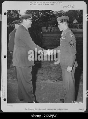 Air Marshall Sir Leigh-Mallory presenta la Distinguished Flying Cross britannica a T/Sgt. Charles E. Vendrachek di Reedsville, Wisconsin, durante Una cerimonia a Middlesex, Inghilterra, il 16 ottobre 1943. Foto Stock