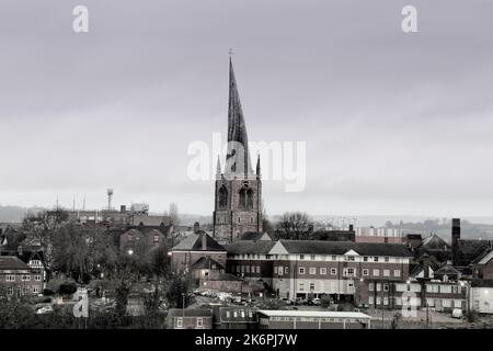 Chesterfield, lo skyline del Derbyshire è dominato dalla guglia storta della chiesa di Santa Maria e di tutti i Santi. Foto Stock