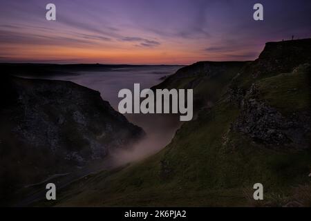 Inversione della nuvola della valle della speranza all'ora blu dell'alba da Winnats Pass, Derbyshire Peak District Foto Stock