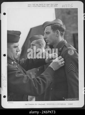 Presentazione della Medaglia a Sgt. I. Yeager del 493Rd Bomb Group, 8th Air Force. Inghilterra, 16 marzo 1945. Foto Stock