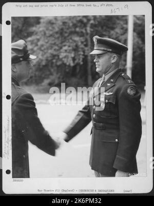 Brig. Il generale Archie J. Old, Jr., si congratula con il capitano Wilfres F. Tooman, Carnegie, Oklahoma, dopo avergli conferito il Distinguished Flying Cross Award. 388th Bomb Group, Inghilterra. 28 maggio 1945. Foto Stock