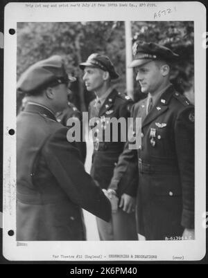 Brig. Il generale Archie J. Old, Jr., si congratula con il capitano Charles B. Harker, Ginevra, Illinois, dopo avergli conferito il Distinguished Flying Cross Award. 563Rd Gruppo bomba, 388th Gruppo bomba, Inghilterra. 28 maggio 1945. Foto Stock