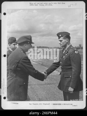 Brig. Gen. Archie J. Old, Jr. Si congratula con il maggiore William J. Atkinson, Columbus, Ohio, dopo avergli conferito il Distinguished Flying Cross Award. 562Nd Bomb Squadron, 388th Bomb Group, Inghilterra. 30 maggio 1945. Foto Stock