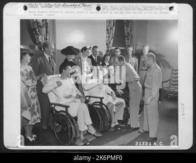 Coraggio e ferite sono onorati al Walter Reed General Hospital, Washington, D.C. nella prima cerimonia di questo tipo condotta all'Army Medical Center durante questa guerra mondiale. Generale maggiore Millard F. Harmon Capo dello Stato maggiore dell'esercito Foto Stock