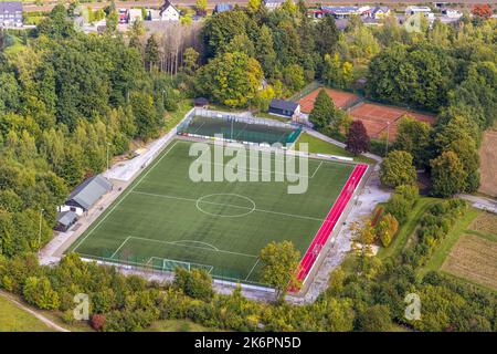 Veduta aerea, campo sportivo e campi da tennis, Ostwig, Bestwig, Ruhr, Renania settentrionale-Vestfalia, Germania, DE, Europa, campo di calcio, stadio di calcio Foto Stock