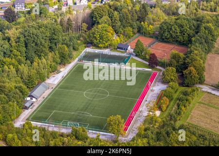 Veduta aerea, campo sportivo e campi da tennis, Ostwig, Bestwig, Ruhr, Renania settentrionale-Vestfalia, Germania, DE, Europa, campo di calcio, stadio di calcio Foto Stock