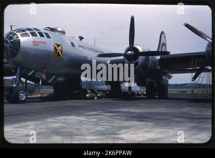 Vista frontale di tre quarti a sinistra di un Boeing B-29 Superfortress con bombe sotto l'aeromobile. L'arte del naso include il soprannome di "forza per la libertà" con il simbolo, e il numero di missioni bomba rappresentate come bombe. Vista frontale di tre quarti a sinistra di un Boeing B-29 Superfortress con bombe sotto l'aeromobile. L'arte del naso include il soprannome di "forza per la libertà" con il simbolo, e il numero di missioni bomba rappresentate come bombe. Foto Stock