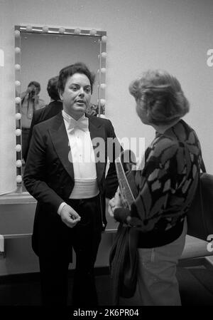 Bruno Leonardo Gelber, pianista classico argentino con fan, al suo camerino durante un concerto con la London Symphony Orchestra, Londra, Inghilterra, 1991 Foto Stock