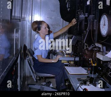 Unità di controllo del traffico aereo con lo Squadrone di comunicazione 1913th. Unità di controllo del traffico aereo con lo Squadrone di comunicazione 1913th. "Langley AFB, va…Un controllore del traffico aereo WAF del 1913th Communication Squadron monitora gli aeromobili in avvicinamento nel rimorchio radar CGA (Ground-Controlled Approach)." Fotografo: SGT. Pete Pittas Foto Stock