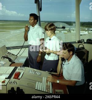 Controller del traffico aereo. Controller del traffico aereo. 'Tyndall AFB, FLA…i controllori del traffico aereo monitorano gli aerei dalla torre di controllo. Sono assegnati allo Squadrone di comunicazione 2021st, comando dei sistemi dell'aeronautica." Fotografo: Manuel A. Collaso Foto Stock
