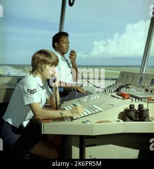 Controller del traffico aereo. Controller del traffico aereo. 'Tyndall AFB, FLA…un controllore del traffico aereo controlla gli aerei di atterraggio come un altro log in aerei in entrata. Sono assegnati allo Squadrone di comunicazione 2021st, comando dei sistemi dell'aeronautica." Fotografo: Manuel A. Collaso Foto Stock