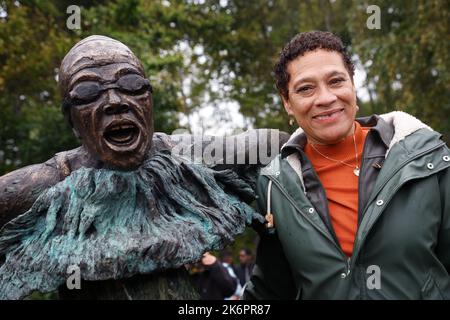 Almere, Paesi Bassi. 15th Ott 2022. 2022-10-15 13:58:52:19 ALMERE - Enith Brigitha durante la scoperta di una statua di lei. L'opera è un omaggio al nuotatore di 67 anni della discesa di Curao, che ha vinto due medaglie di bronzo (100 e 200 metri di freestyle) ai Giochi estivi 1976 di Montreal. ANP BAS CZERWINSKI netherlands OUT - belgium OUT Credit: ANP/Alamy Live News Foto Stock