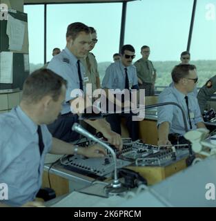 I controllori del traffico aereo durante la NATO Tiger si incontrano. I controllori del traffico aereo durante la NATO Tiger si incontrano. 'Kleine Brogel Airfield, Belgio…i controllori del traffico aereo di vari paesi al lavoro nella torre di controllo durante la NATO Tiger Meet '70, una competizione di armi che coinvolge squadroni da combattimento dei paesi NATO che portano il simbolo della Tiger. Per qualificarsi da queste posizioni, i controllori hanno acquisito padronanza di almeno tre lingue." Fotografi: Master Sgt. H.D. Robinson Foto Stock