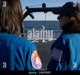 Jacksonville, Stati Uniti. 14th Ott 2022. Rappresentante dell'astronauta della NASA Megan Behnken, a sinistra, E l'astronauta della NASA e il capo Shannon Shannon Walker della squadra di supporto si preparano a sollevare e fissare la navicella spaziale SpaceX Crew Dragon Freedom a bordo della nave di recupero Megan dopo il ritorno dalla Stazione spaziale Internazionale, 14 ottobre 2022 al largo della costa di Jacksonville, Florida. La capsula porta a bordo gli astronauti della NASA Kjell Lindgren, Robert Hines, Jessica Watkins e l'astronauta dell'ESA Samantha Cristoforetti. Credit: Bill Ingalls/NASA/Alamy Live News Foto Stock