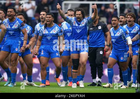 Le Samoa eseguono il Siva Tau prima della partita di Coppa del mondo di Rugby League A al St James' Park, Newcastle upon Tyne. Data immagine: Sabato 15 ottobre 2022. Foto Stock