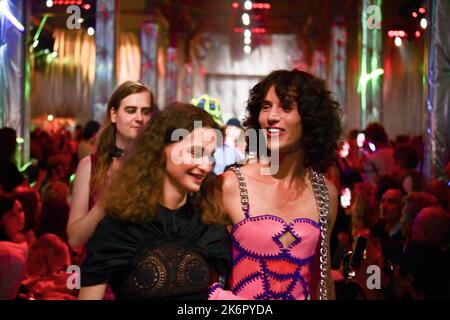 Hyeres, Francia. 14th Ott 2022. La modella cammina sulla pista durante lo spettacolo del 37th° Festival Internazionale di Moda, Fotografia e Accessori di Moda. Giorno due il 14 ottobre 2022 a Hyeres, Francia. Foto di Jana Chiamami J/ABACAPRESS.COM Credit: Abaca Press/Alamy Live News Foto Stock