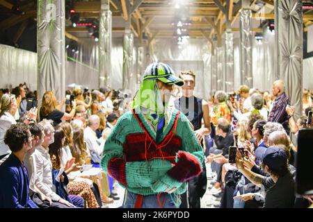 Hyeres, Francia. 14th Ott 2022. La modella cammina sulla pista durante lo spettacolo del 37th° Festival Internazionale di Moda, Fotografia e Accessori di Moda. Giorno due il 14 ottobre 2022 a Hyeres, Francia. Foto di Jana Chiamami J/ABACAPRESS.COM Credit: Abaca Press/Alamy Live News Foto Stock