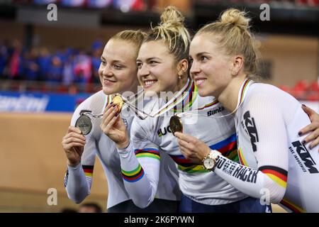 Saint Quentin en Yvelines, Francia. 14th Ott 2022. Saint-Quentin-en-Yvelines, Francia, 14. 2022 ottobre; (L-R) Lea Sophie FRIEDRICH di Germania, Mathilde GROS di Francia e Emma HINZE di Germania festeggiano sul podio della Sprint femminile durante il Day 3 dei Campionati del mondo 112th il 14 ottobre 2022 a Saint-Quentin-en-Yvelines, Francia. (L-R) Lea Sophie FRIEDRICH, Mathilde GROS, Emma HINZE, Credit: SPP Sport Press Photo. /Alamy Live News Foto Stock