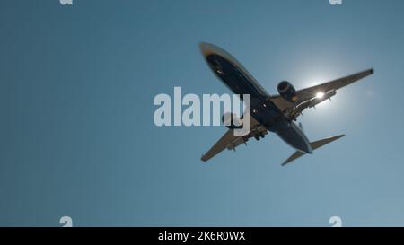 Aereo che vola in un cielo blu Foto Stock