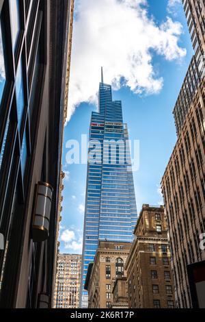 Splendida vista dal basso dei grattacieli dalle strette strade di New York Foto Stock