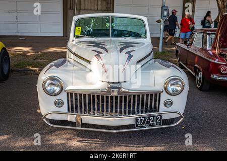 Falcon Heights, MN - 19 giugno 2022: Vista frontale in prospettiva alta di una Ford Super Deluxe Greased Lightning Convertibile 1948 ad una fiera automobilistica locale. Foto Stock