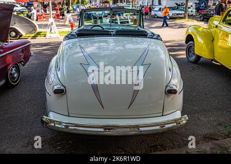 Falcon Heights, MN - 19 giugno 2022: Vista posteriore in prospettiva alta di una Ford Super Deluxe Greased Lightning Convertibile 1948 ad una fiera di automobili locale. Foto Stock