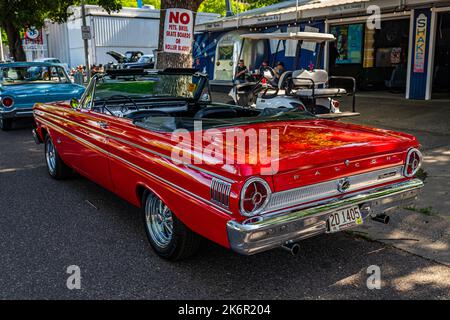 Falcon Heights, MN - 19 giugno 2022: Vista dall'alto dell'angolo posteriore di una Ford Falcon futura Convertibile 1964 in occasione di una fiera automobilistica locale. Foto Stock