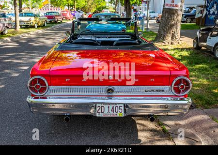 Falcon Heights, MN - 19 giugno 2022: Vista posteriore in prospettiva alta di una Ford Falcon futura Convertibile 1964 ad una fiera automobilistica locale. Foto Stock