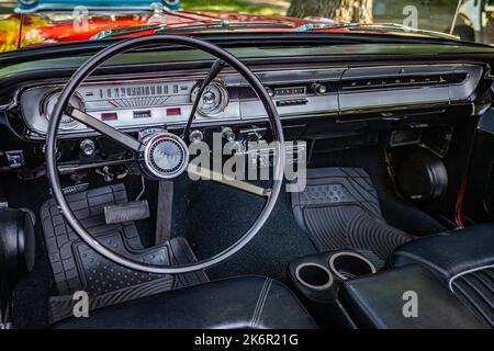 Falcon Heights, MN - 19 giugno 2022: Vista prospettica dettagliata dell'abitacolo di una Ford Falcon futura convertibile 1964 in occasione di una fiera automobilistica locale. Foto Stock