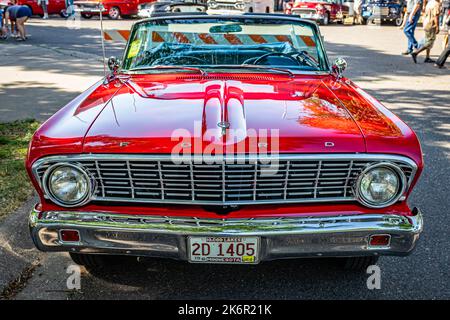 Falcon Heights, MN - 19 giugno 2022: Vista frontale in prospettiva alta di una Ford Falcon futura Convertibile 1964 ad una fiera automobilistica locale. Foto Stock