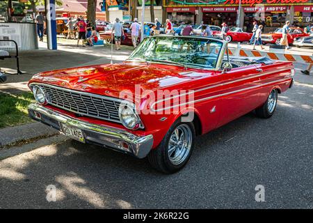 Falcon Heights, MN - 19 giugno 2022: Vista dall'alto dell'angolo anteriore di una Ford Falcon futura Convertibile 1964 ad una fiera automobilistica locale. Foto Stock