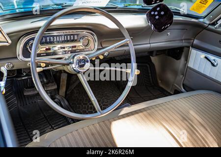 Falcon Heights, MN - 19 giugno 2022: Vista prospettica dettagliata dell'abitacolo di una berlina 2 porte Ford Falcon del 1963 in occasione di una fiera automobilistica locale. Foto Stock