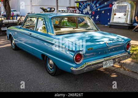 Falcon Heights, Minnesota - 19 giugno 2022: Vista dall'alto dell'angolo posteriore di una berlina 2 porte Ford Falcon del 1963 in occasione di una fiera automobilistica locale. Foto Stock