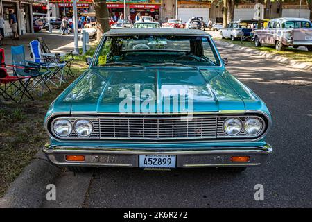 Falcon Heights, MN - 19 giugno 2022: Vista frontale in prospettiva alta di una Chevrolet Chevelle Malibu SS Convertibile 1964 ad un salone automobilistico locale. Foto Stock