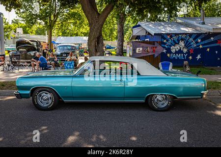 Falcon Heights, MN - 19 giugno 2022: Vista laterale in prospettiva alta di una Chevrolet Chevelle Malibu SS Convertibile 1964 ad una fiera automobilistica locale. Foto Stock