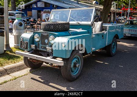 Falcon Heights, Minnesota - 19 giugno 2022: Vista dall'alto dell'angolo anteriore di una Land Rover Serie 1 107 del 1955 con ritiro presso una fiera automobilistica locale. Foto Stock