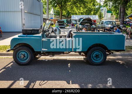 Falcon Heights, MN - 19 giugno 2022: Vista laterale in prospettiva alta di un ritiro Land Rover Serie 1 107 del 1955 presso una fiera automobilistica locale. Foto Stock