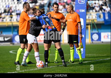 Match ball durante la Serie Italiana Un match di tootball tra Inter FC Internazionale e AC Milan il 15 ottobre 2022 allo Stadio Breda di Sesto San Giovanni, Italia Credit: Tiziano Ballabio Foto Stock