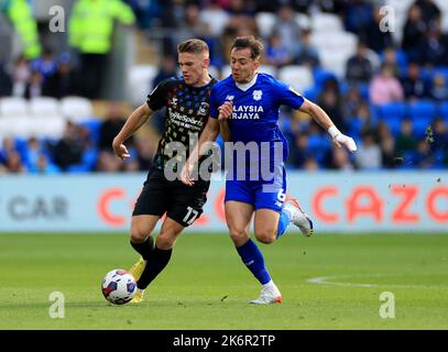 Viktor Gyokeres di Coventry City (a sinistra) e Ryan Wortle di Cardiff City si battono per la palla durante la partita del campionato Sky Bet al Cardiff City Stadium di Cardiff. Data immagine: Sabato 15 ottobre 2022. Foto Stock