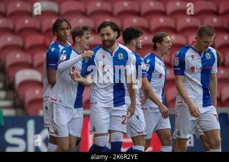 I giocatori di Blackburn Rovers celebrano il loro obiettivo di apertura e il proprio obiettivo per Darragh Lenihan #26 di Middlesbrough durante la partita del campionato Sky Bet Middlesbrough vs Blackburn Rovers al Riverside Stadium, Middlesbrough, Regno Unito, 15th ottobre 2022 (Foto di James Heaton/News Images) Foto Stock