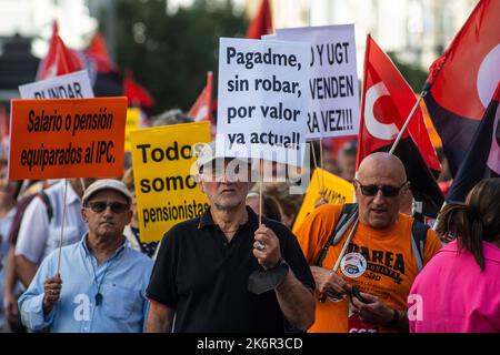 Madrid, Spagna. 15th Ott 2022. Le persone che trasportano cartelloni durante una manifestazione in cui migliaia di pensionati provenienti da tutta la Spagna hanno preso le strade per chiedere un 'IPC (Indice dei prezzi al consumo) in stipendi e pensioni?. I pensionati chiedono che le pensioni minime corrispondano al 60 per cento del salario minimo. Pensionati, unioni e cittadini hanno dimostrato attraverso il centro della città gridando slogan contro il governo, minacciando con uno sciopero generale, e chiedendo la non privatizzazione dei servizi pubblici. Credit: Marcos del Mazo/Alamy Live News Foto Stock