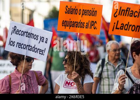 Madrid, Spagna. 15th Ott 2022. Le persone che trasportano cartelloni durante una manifestazione in cui migliaia di pensionati provenienti da tutta la Spagna hanno preso le strade per chiedere un 'IPC (Indice dei prezzi al consumo) in stipendi e pensioni?. I pensionati chiedono che le pensioni minime corrispondano al 60 per cento del salario minimo. Pensionati, unioni e cittadini hanno dimostrato attraverso il centro della città gridando slogan contro il governo, minacciando con uno sciopero generale, e chiedendo la non privatizzazione dei servizi pubblici. Credit: Marcos del Mazo/Alamy Live News Foto Stock