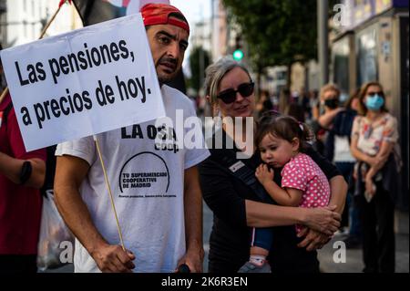 Madrid, Spagna. 15th Ott 2022. Un uomo che porta un cartello con le parole "pensioni ai prezzi odierni” protestando durante una manifestazione in cui migliaia di pensionati provenienti da tutta la Spagna hanno preso la strada per chiedere un "IPC (Indice dei prezzi al consumo) in stipendi e pensioni”. I pensionati chiedono che le pensioni minime corrispondano al 60 per cento del salario minimo. Pensionati, unioni e cittadini hanno dimostrato attraverso il centro della città gridando slogan contro il governo, minacciando con uno sciopero generale, e chiedendo la non privatizzazione dei servizi pubblici. Foto Stock