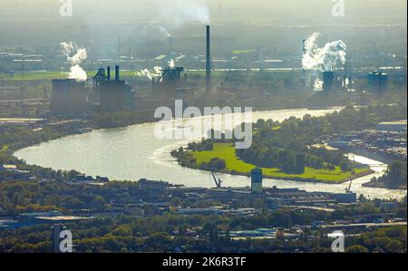 Vista aerea, fiume Reno, impianti industriali e porto di fabbrica di Hüttenwerke Krupp Mannesmann HKM, camini fumanti e nuvole di vapore, Friemershei Foto Stock