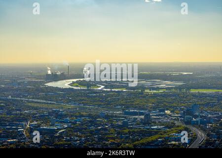 Vista aerea, fiume Reno, impianti industriali e porto di fabbrica di Hüttenwerke Krupp Mannesmann HKM, camini fumanti e nuvole di vapore, Friemershei Foto Stock