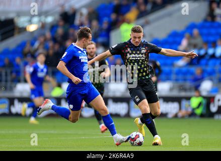 Ryan Wytle (a sinistra) della città di Cardiff e Viktor Gyokeres di Coventry combattono per la palla durante la partita del campionato Sky Bet al Cardiff City Stadium di Cardiff. Data immagine: Sabato 15 ottobre 2022. Foto Stock