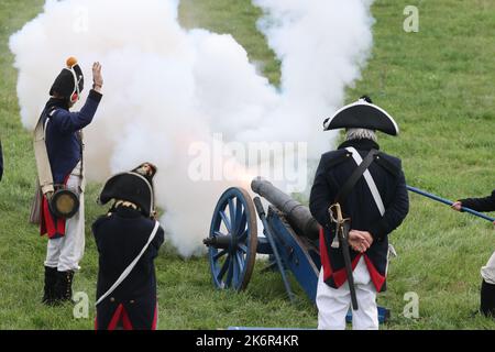 07 ottobre 2022, Turingia, cospeda: Gli artisti in uniformi d'epoca si esibiscono in un evento che segna il 216th° anniversario della battaglia prussiano-francese di Jena sullo storico campo di battaglia del 1806 in un campo vicino a cospeda. Diverse centinaia di partecipanti, tra cui alcuni provenienti dagli Stati Uniti, stanno rifacendo parte della doppia battaglia di Jena e Auerstedt. Durante la battaglia, le truppe francesi sotto Napoleone Bonaparte avevano schiacciato l'esercito prussiano-sassone il 14 ottobre 1806. Foto: Bodo Schackow/dpa Foto Stock