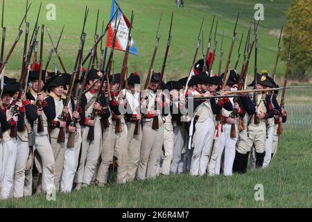 07 ottobre 2022, Turingia, cospeda: Gli artisti in uniformi d'epoca si esibiscono in un evento che segna il 216th° anniversario della battaglia prussiano-francese di Jena sullo storico campo di battaglia del 1806 in un campo vicino a cospeda. Diverse centinaia di partecipanti, tra cui alcuni provenienti dagli Stati Uniti, stanno rifacendo parte della doppia battaglia di Jena e Auerstedt. Durante la battaglia, le truppe francesi sotto Napoleone Bonaparte avevano schiacciato l'esercito prussiano-sassone il 14 ottobre 1806. Foto: Bodo Schackow/dpa Foto Stock